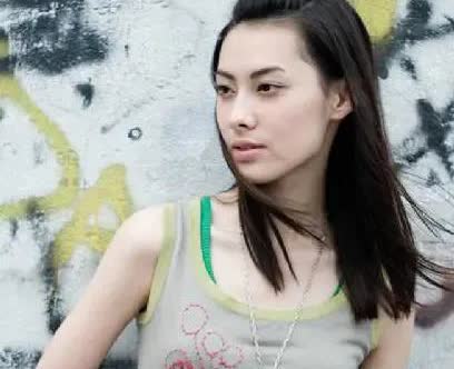 梁洛施最大的愿望就是能够嫁进李家，为此无怨无悔替李家二公子李泽楷生了三个儿子，尽