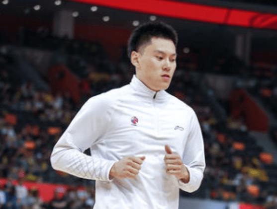 上海男篮李弘权真不错，全运会表现中大放异彩，但是随着张镇麟的到来，可能会挤压他的