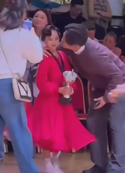 孙俪女儿夺冠后被亲脸引争议
孙俪女儿拉丁舞夺冠本是喜事，赛后男老师却亲她脸颊，引