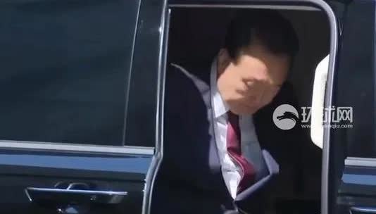尹锡悦在台上时，瞅着挺有钢的，挺豪横的，挺有腕的。
然而，令人大跌眼镜的是，说
