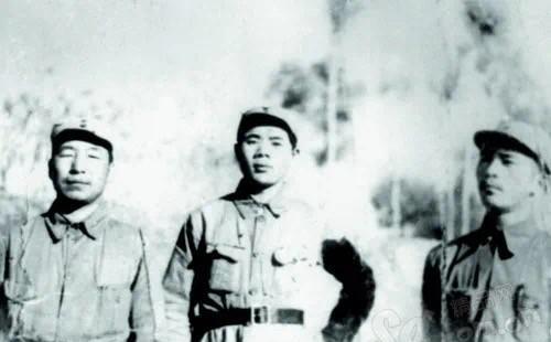 1941年，在敌后抗日根据地时冀东八路军司令员李运昌（左）与政治部主任刘诚光（中