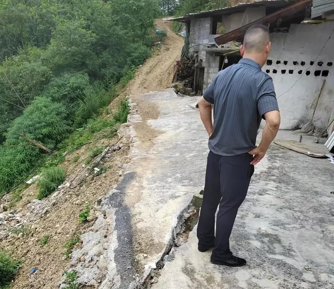 贵州，有一位村民在网上诉苦，大雨过后，他们家的家门口出现了一条大裂缝，裂缝下清晰