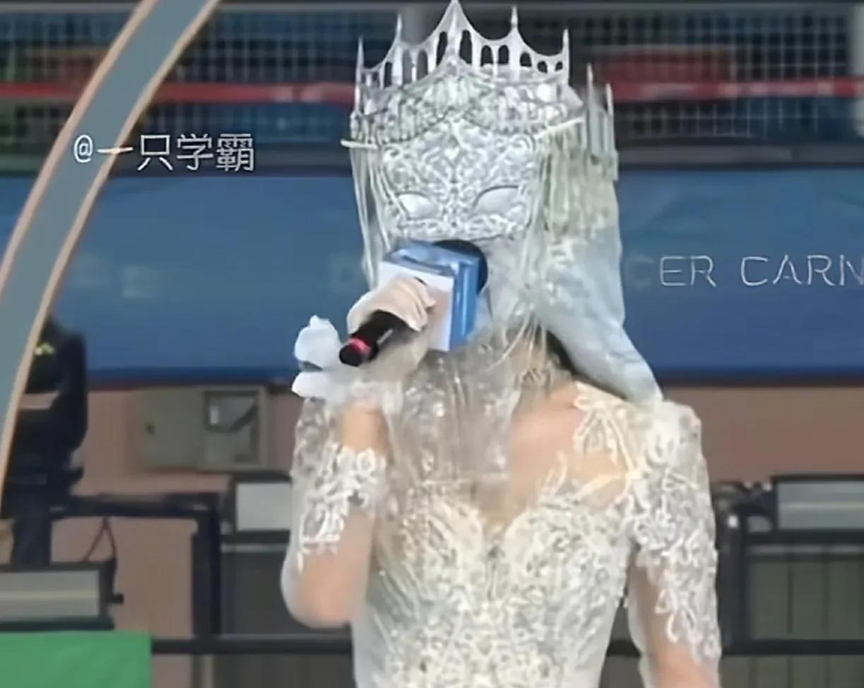 旺仔小乔幸好没露脸，不然除了封禁以外，还有可能会被网暴。
现在来看，她不露脸反而