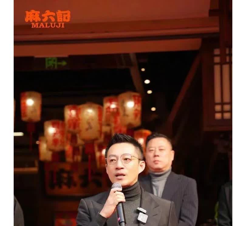 看到网友给汪小菲取了一个新外号，真的是被笑死了，哈哈哈，叫做——包机菲😂，结果