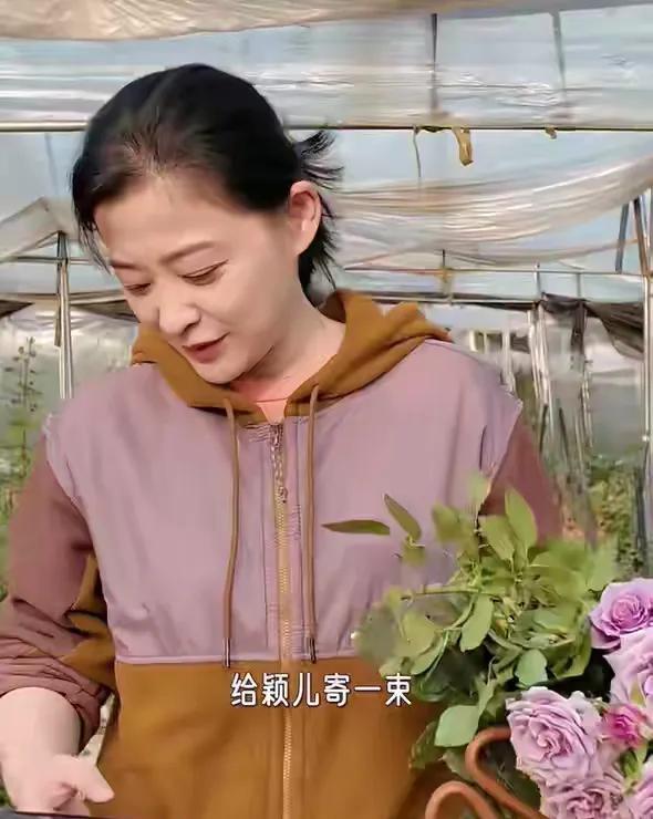 梅婷素颜现身云南花圃，素颜的她才能尽显自然之美，自然老去挺好的[比心]
她演技好