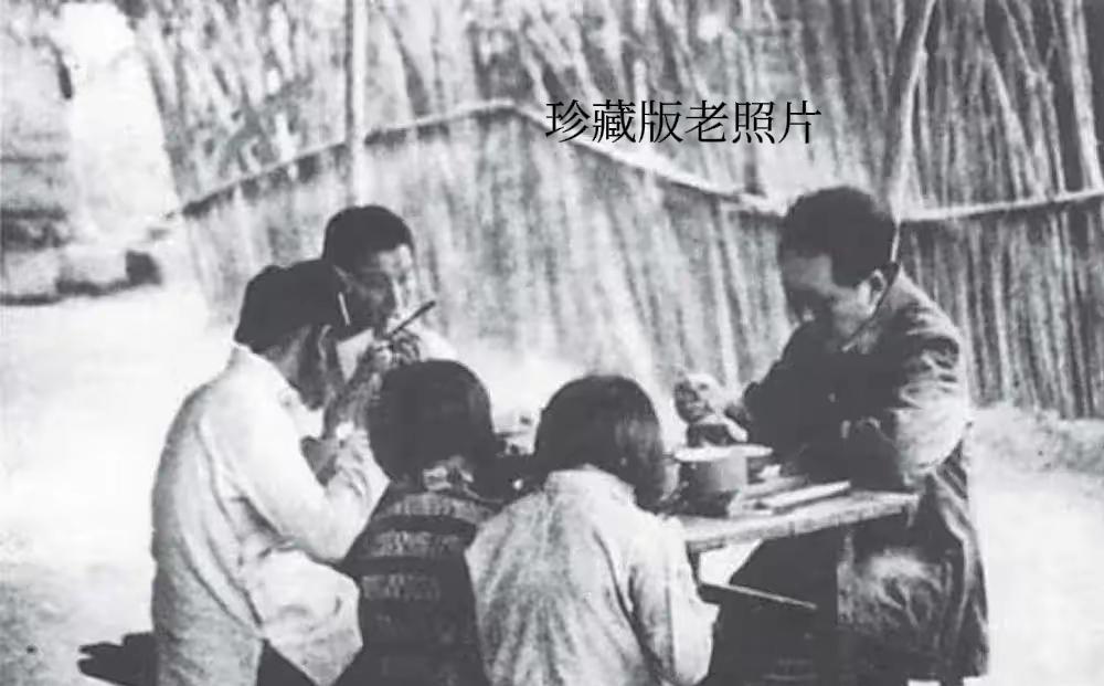 珍贵的一张黑白照片。
值得珍藏的一张老照片，那个年代延安的一张老照片，毛主席和家