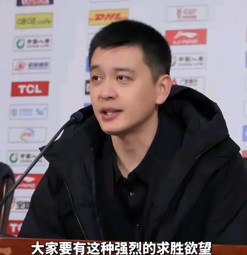 杨明与杜锋人品对比。
广东队主场迎战辽宁队的时候，辽宁队大比分落后时，杨明选择了