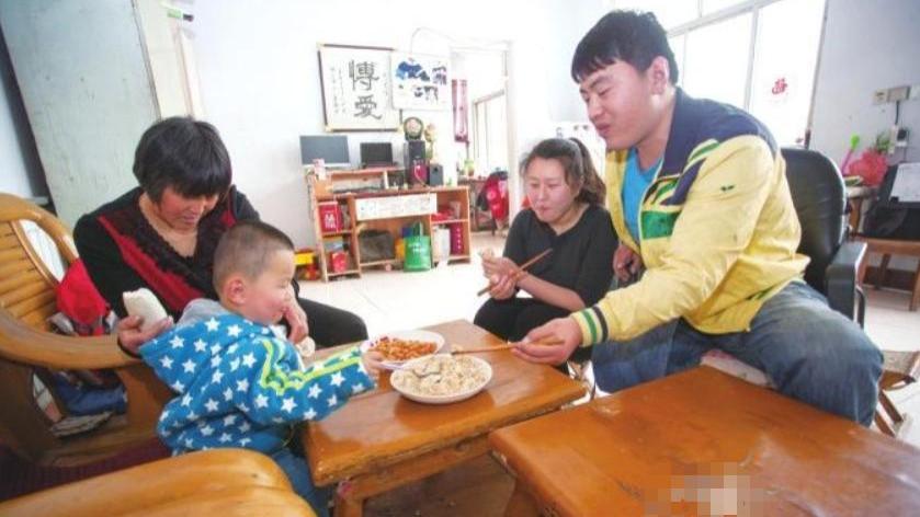 回顾：2011年烟头引发的惨案：小伙贪杯腿被烧焦，花40万买10万条蛆救命