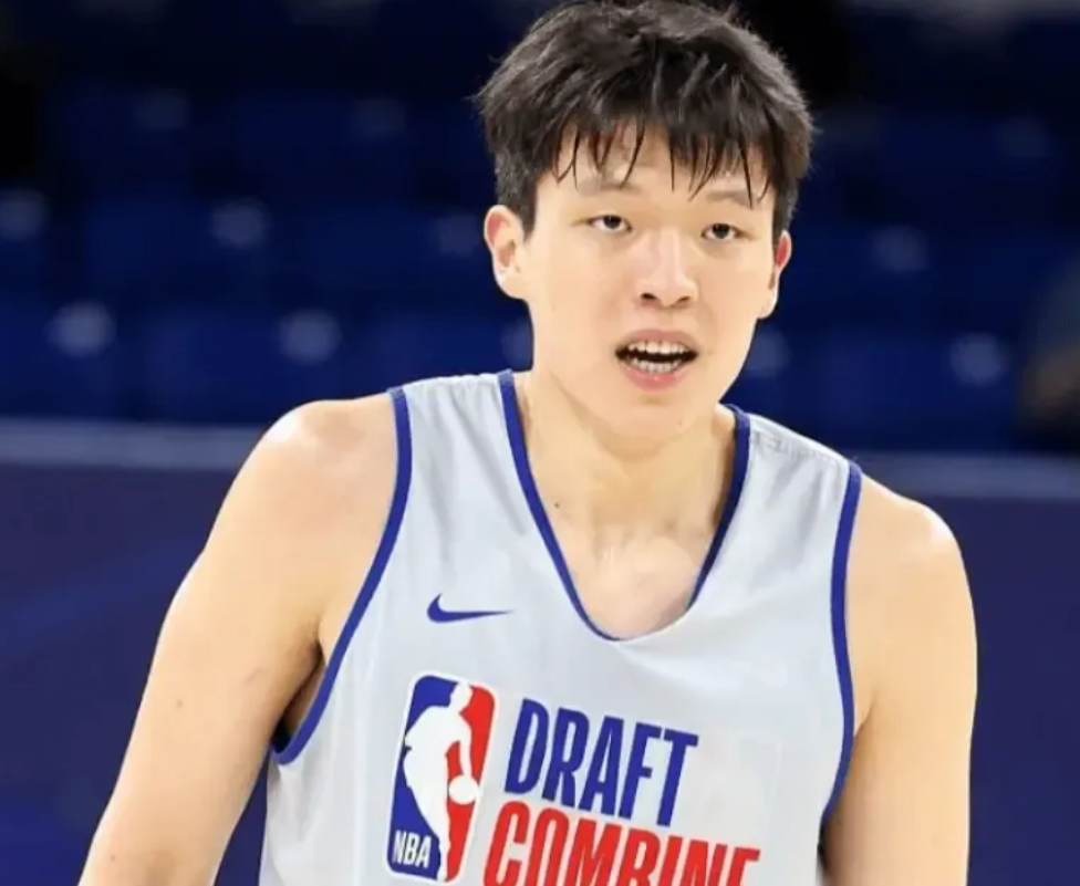 杨瀚森被开拓者16顺位选中！

开拓者不选，小杨也铁定会在首轮被选中，本来按照篮
