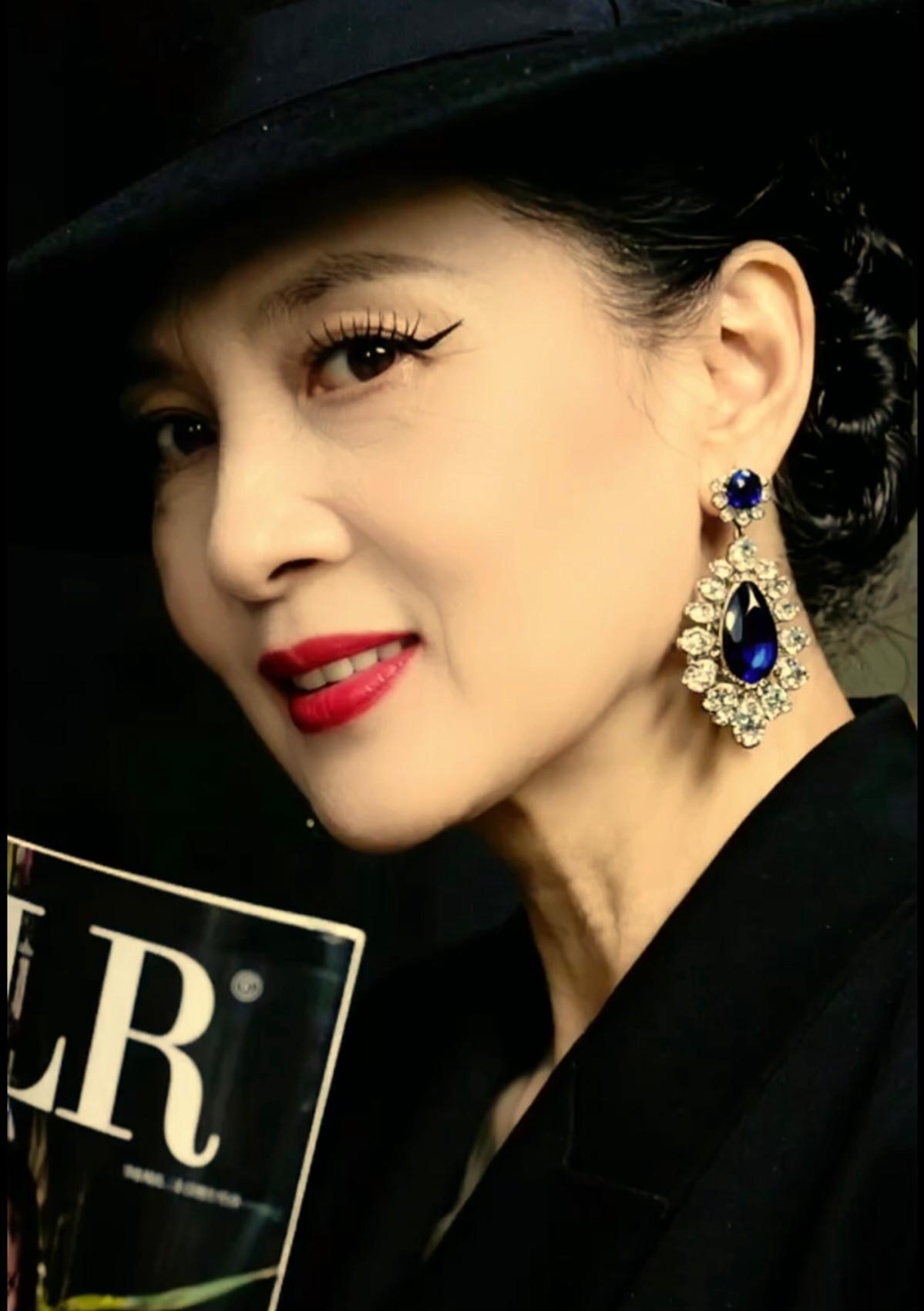 这个美女是表演艺术家向梅老师吗？
这照片里的女士，穿着深色礼服，戴着深色礼帽。眼