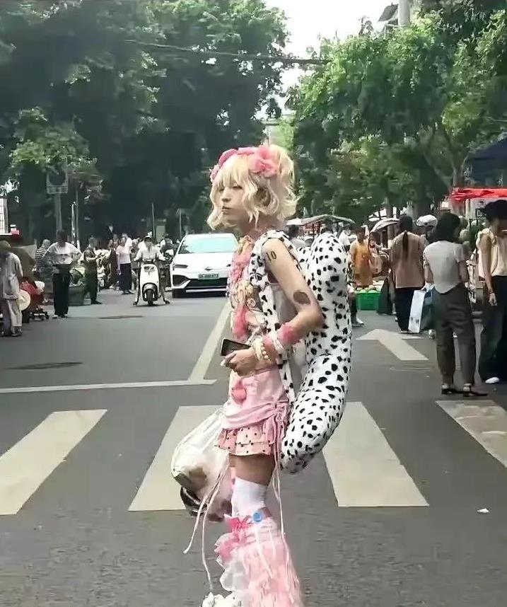 瞧瞧这街头的女孩，
洛丽塔风格造型简直像从童话里蹦出来的精灵，
超吸睛！
不过也