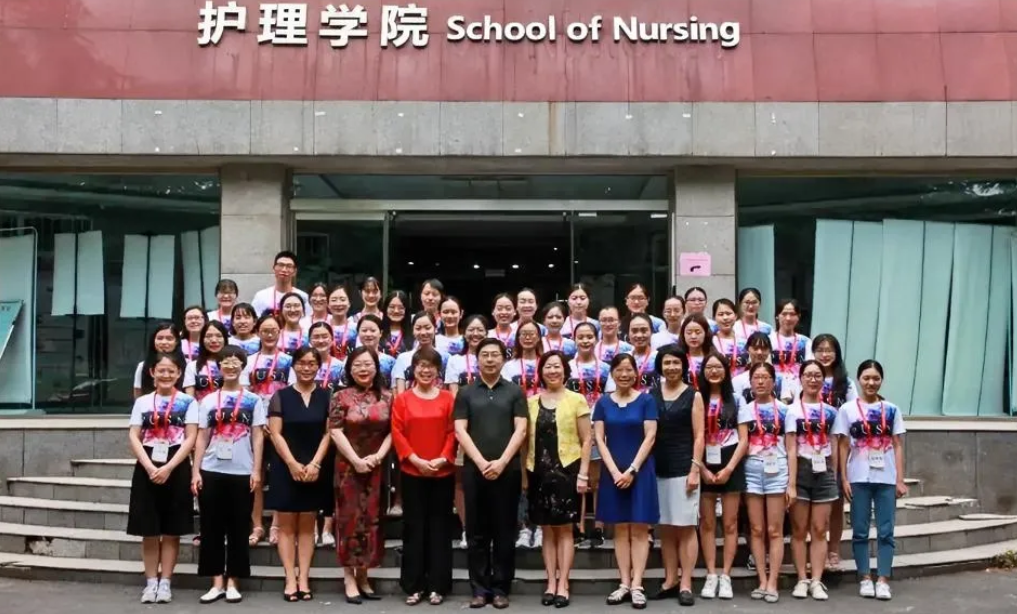 某大学护理学院的老师说，每年有不少医学部的新生因为被调剂到护理专业而选择退学。