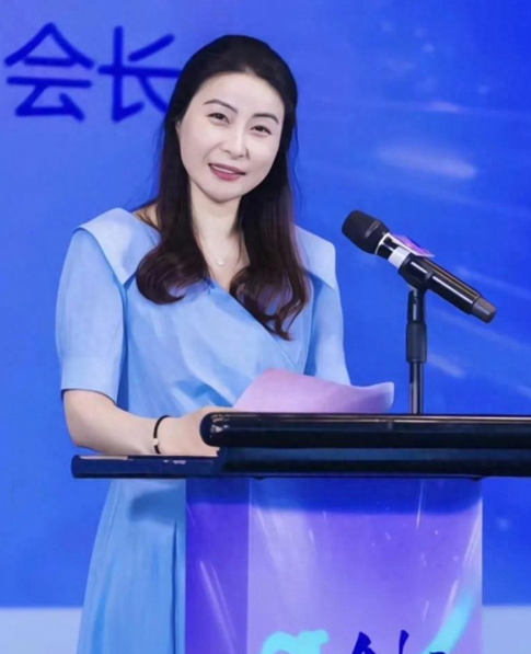 郭晶晶着蓝裙现身游艇会 无保镖无浮夸首饰仍惊艳全场
