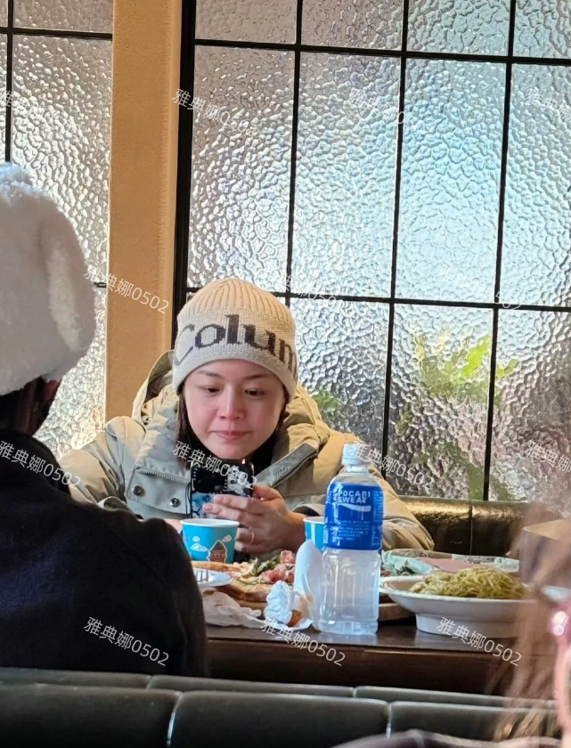 陈妍希有子万事足，虽然离婚了，但心情并没有受影响!
41岁的她皮肤真好又白又透明