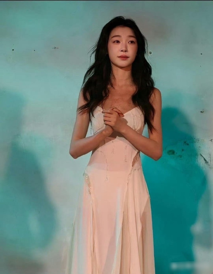 易梦玲骨架又小又细，只要她梨花带雨，破碎感就拉满，难怪音乐才子胡彦斌会拜倒在她的