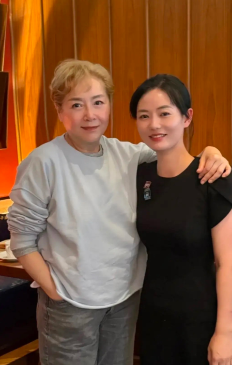 岁月不饶人，以前美艳不可方物的恬妞，老了之后变的女生男相了，看起来比较普通，没有