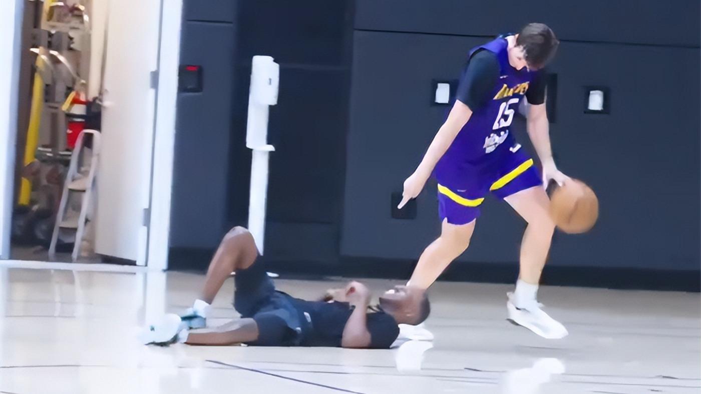 里夫斯：大哥你看我刚才的过人怎么样？詹姆斯：明天就这样点歌！