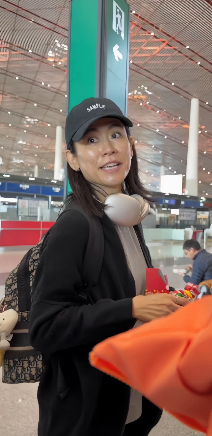 55岁宣萱，纯素颜，无美颜无滤镜的状态可真好，很真实 ​​​