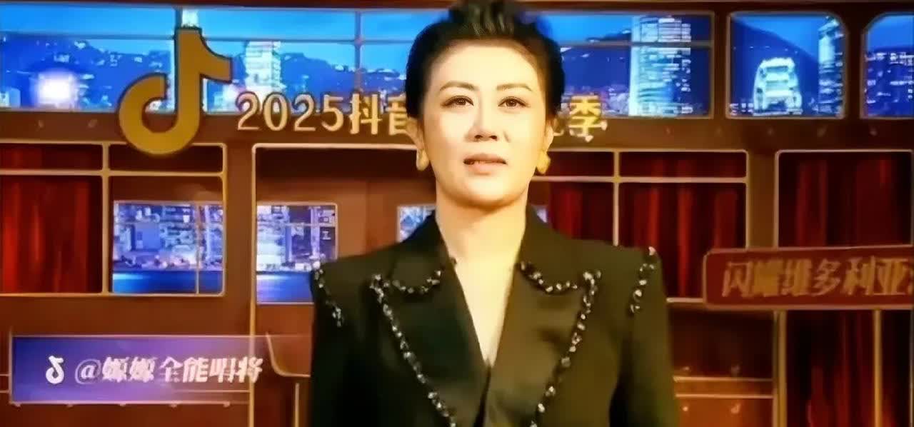 孙嫄在香港走红毯，主持人赞不绝口！大美嫄身着一袭深色礼服，袅袅婷婷地走来，看上去