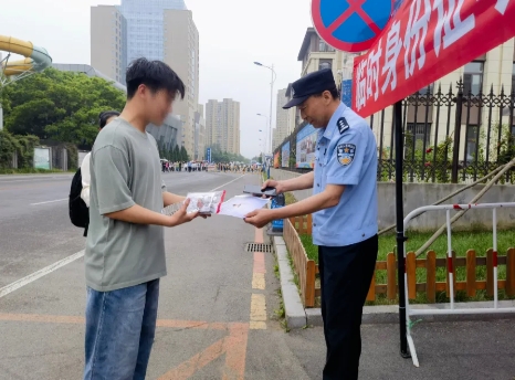考生忘带身份证 民警3分钟补办
本报讯 首席记者吴昊报道 耕耘于四时，收获于仲夏