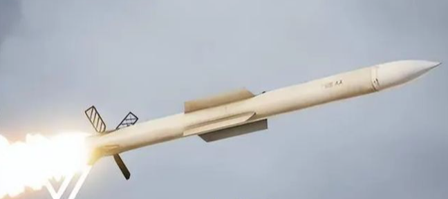 俄版“霹雳-15”空空导弹横空出世？
 
最新的照片显示，俄罗斯空军的苏-35战