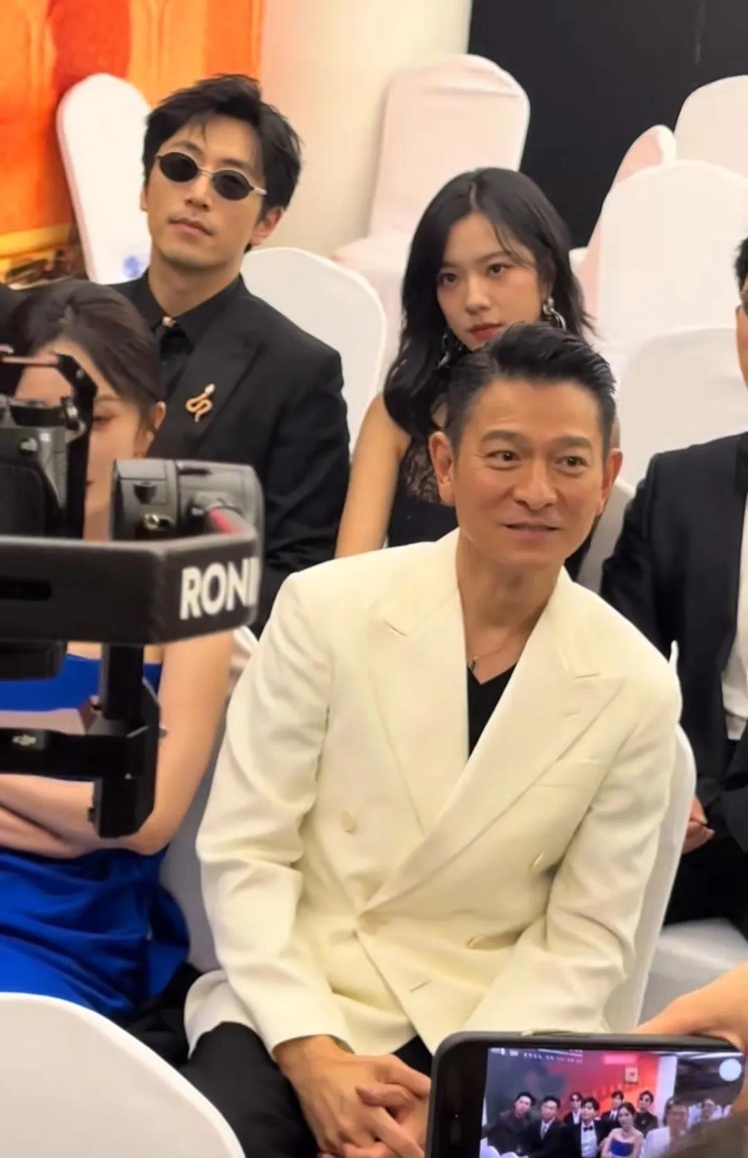 为什么刘德华侧身坐？上海国际电影节，幂幂主动挽上华仔走红毯，非常开心。难得同框，