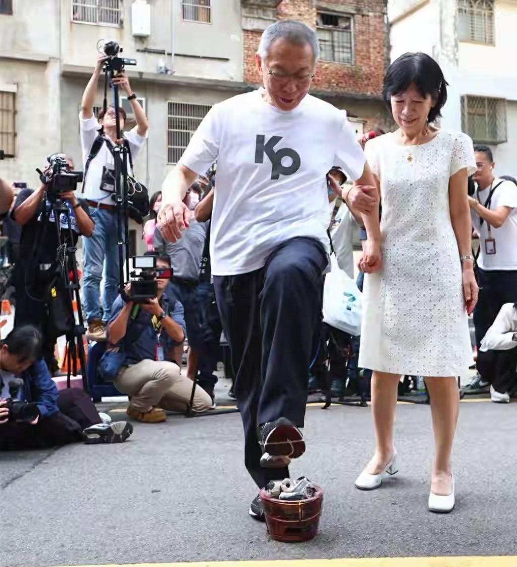 背后这破破烂烂的房子，巨贪住这样的地方？[捂脸][捂脸]