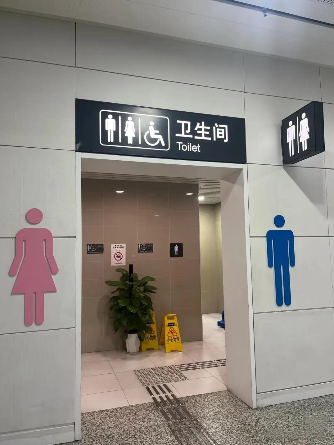 《歪解成语之：大同小异》/马进鹏
进到厕所里，无论男女大便都一个姿势，小便就有差