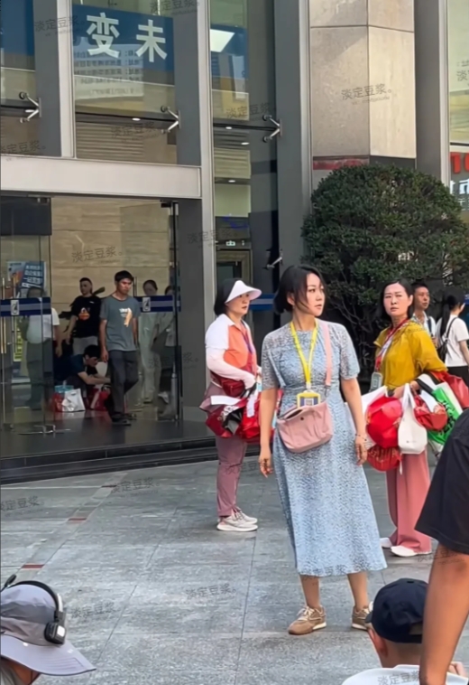 真佩服演员们，拍戏时那么多人看着围着，咋做到那么自然不害羞的呢？
看演员闫妮拍戏