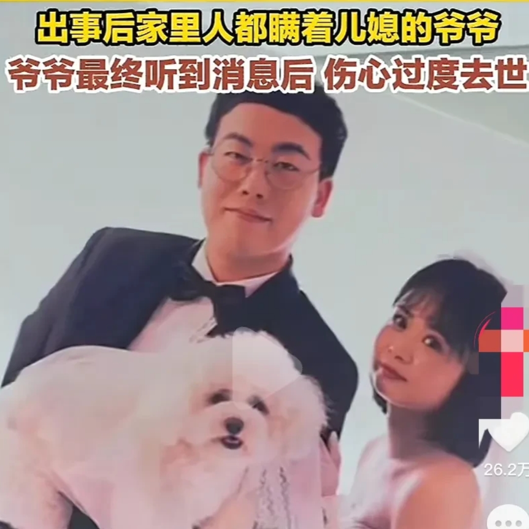 景德镇车祸受害者一家三口最后的告别仪式上，一张全家福下面，三口棺材并列。过后，宝