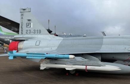 枭龙出征英国，全套国产弹药对外展示，阵风不敢露面？
枭龙战斗机作为中巴两国重点推