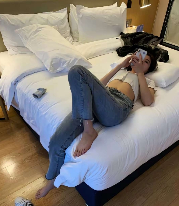 网恋半年奔现了，但是她一直在玩手机我该怎么办