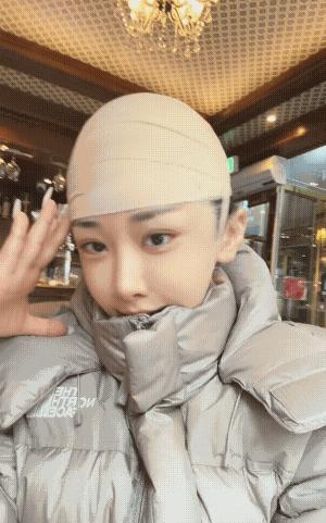 “花钱找罪受！”江苏一29岁女子为了高颅顶，花18万去美容院，往脑壳里填水泥。半