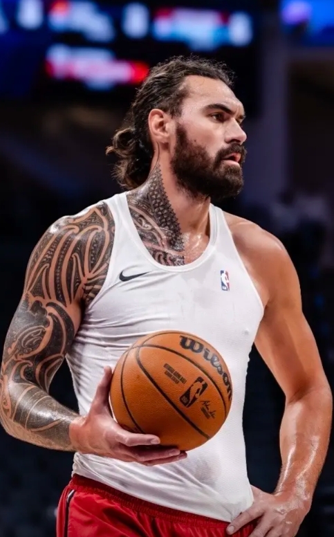 亚当斯真得休息一下，卡佩拉多上上吧，亚当斯终结为零，完全放不进
防守脚步又慢，打