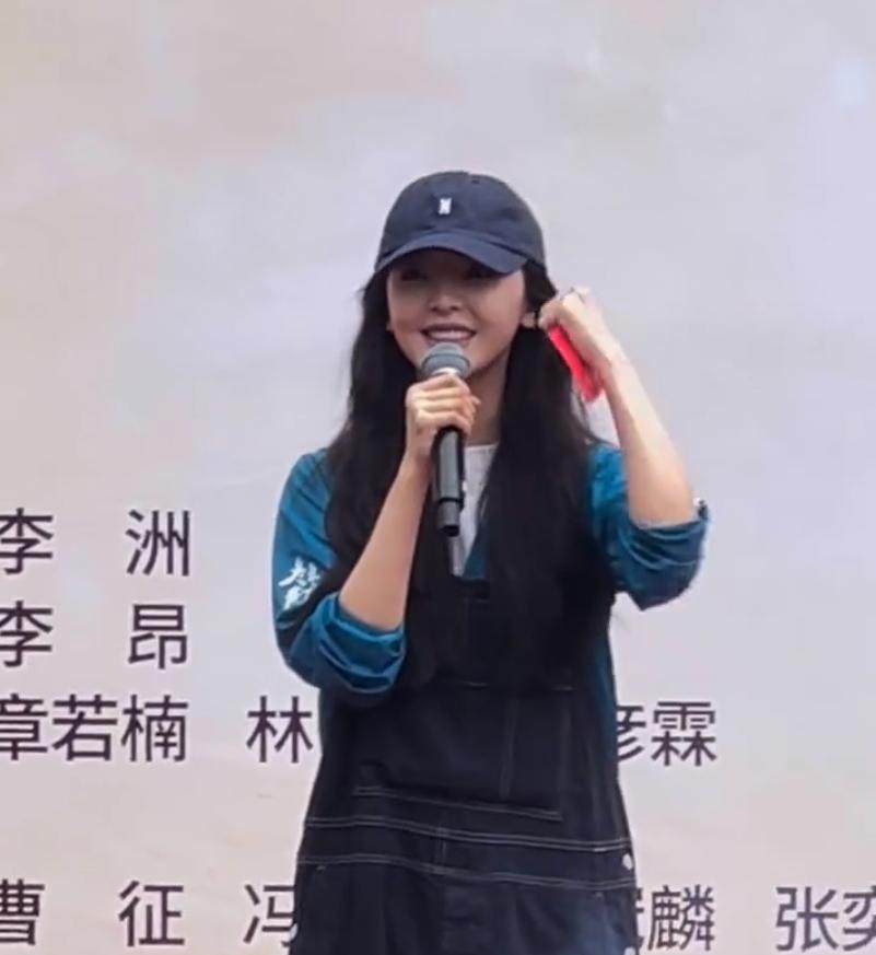郑晓龙的《冬去春来》开机！
男女主是白宇和章若楠，光线的小花资源是真的好，刚和杨