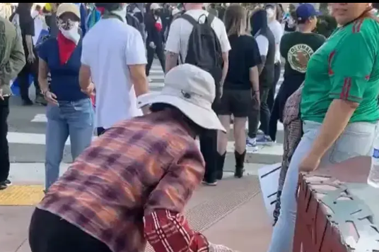 疑似中国大妈“加入”洛杉矶骚乱！
近期在美国洛杉矶骚乱街头，暴徒与警察在前方对峙