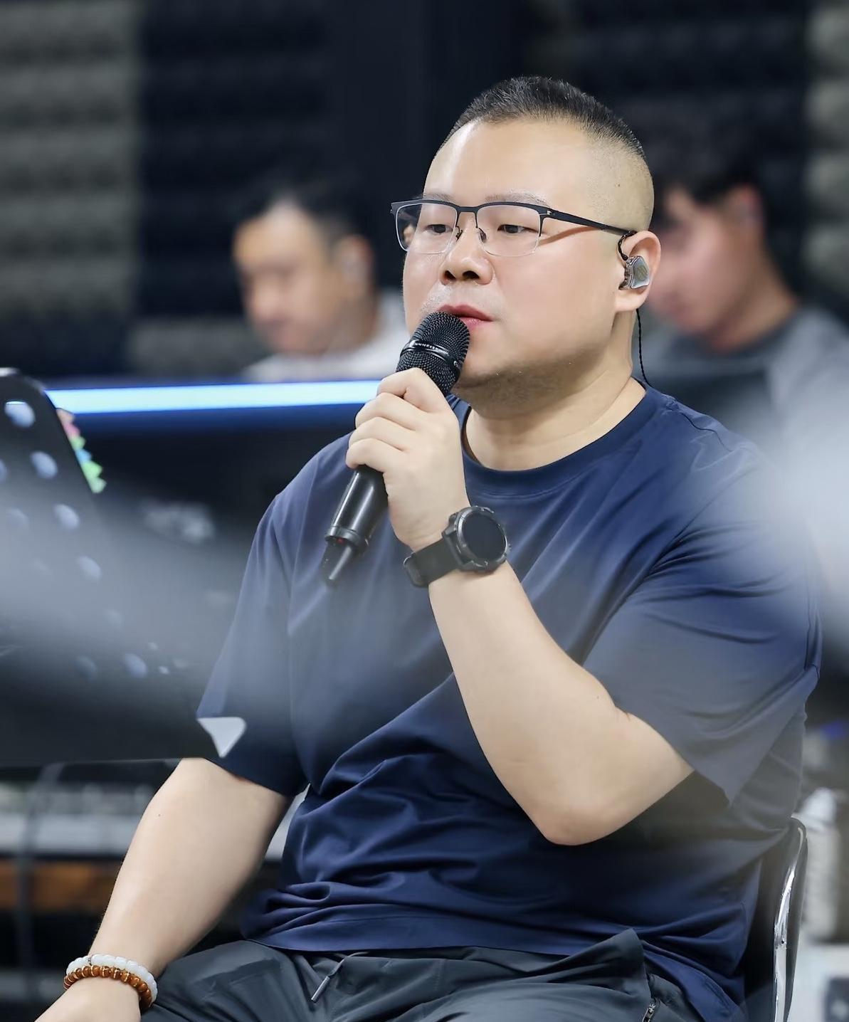 岳云鹏要开演唱会这事，我刷手机直接笑出声。不是说他不能唱，可一个相声演员非往歌手