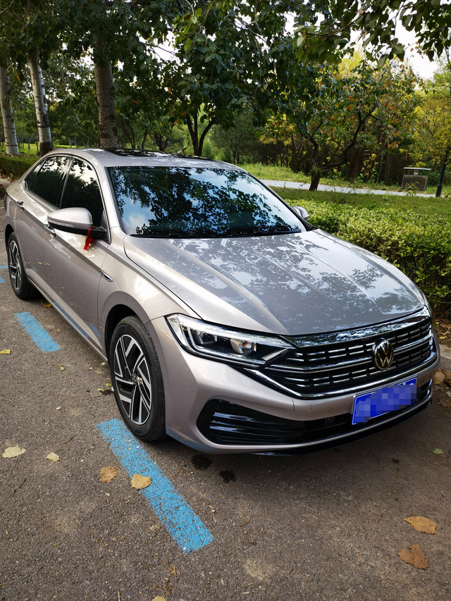 海贝金速腾
都说海贝金速腾老气，但是两个月下来，不同光线，不同颜色，传说中的变色