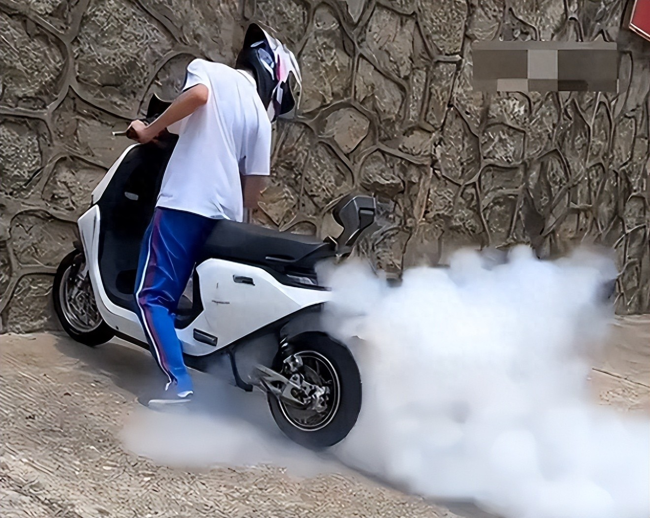 湖南，俩十六七岁高中生，本应朝气蓬勃，却在7月9日中午骑刚改装的电动车撞墙身亡。