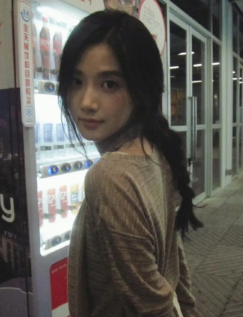 卢昱晓颜值演技皆佳，若剧里真容配上 P 图技术，堪称一绝！这般模样，去演文艺电影