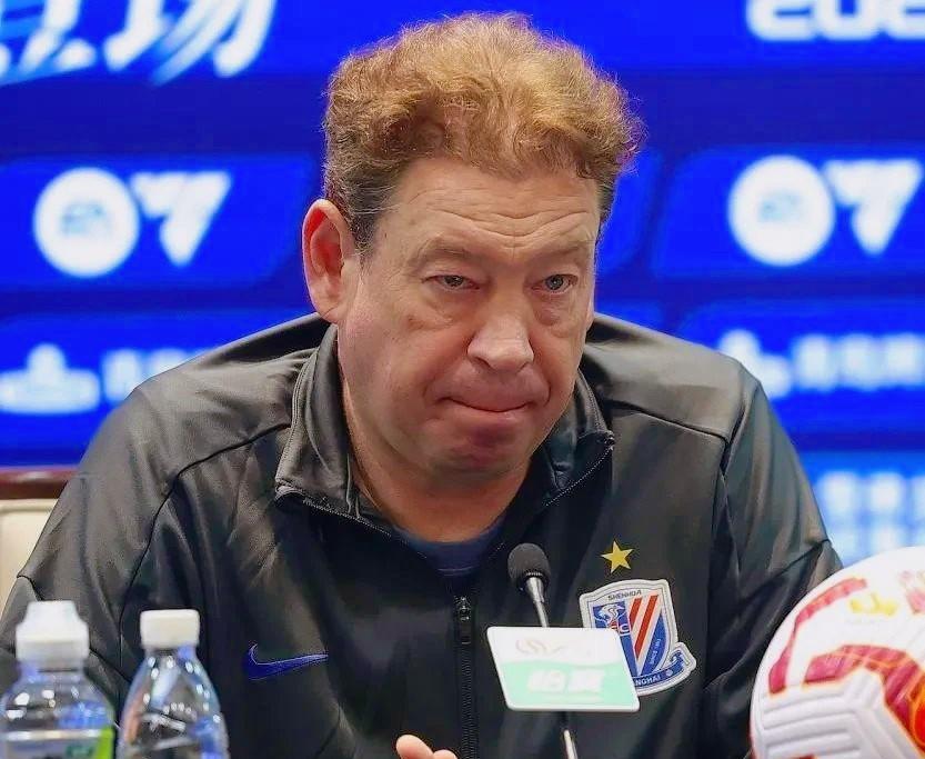 上海申花主帅斯卢茨基彻底崩溃：想死的心都有！
主帅斯卢茨基面对媒体采访时心态彻底