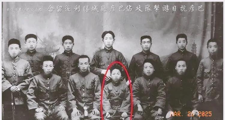 图片中央的人就是赵尚志将军！
赵尚志将军颇为传奇，一生曾经两次被开除组织，第二次