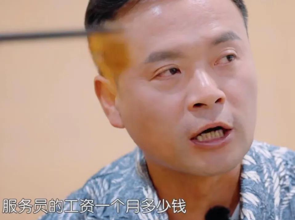 林大厨问摩洛哥餐厅老板：“你们这边的服务员工资多少钱一个月？”老板：“3200迪