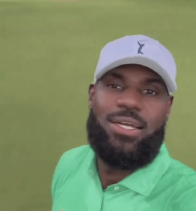 湖人球员勒布朗-詹姆斯更新了动态，写道：
我超爱看油管上的高尔夫视频！！知道这爱