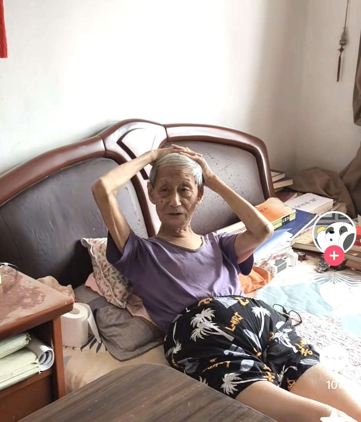 刷抖音刷到天津相声宝字辈名家田立禾。
田老爷子身穿耦合色的老头衫和黑色带花的沙滩