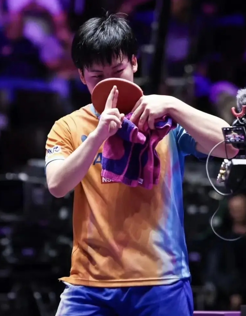 松岛辉空在法兰克福冠军赛决赛击败邱党夺冠后，又摆出他最近常用的一个手势， 他对此