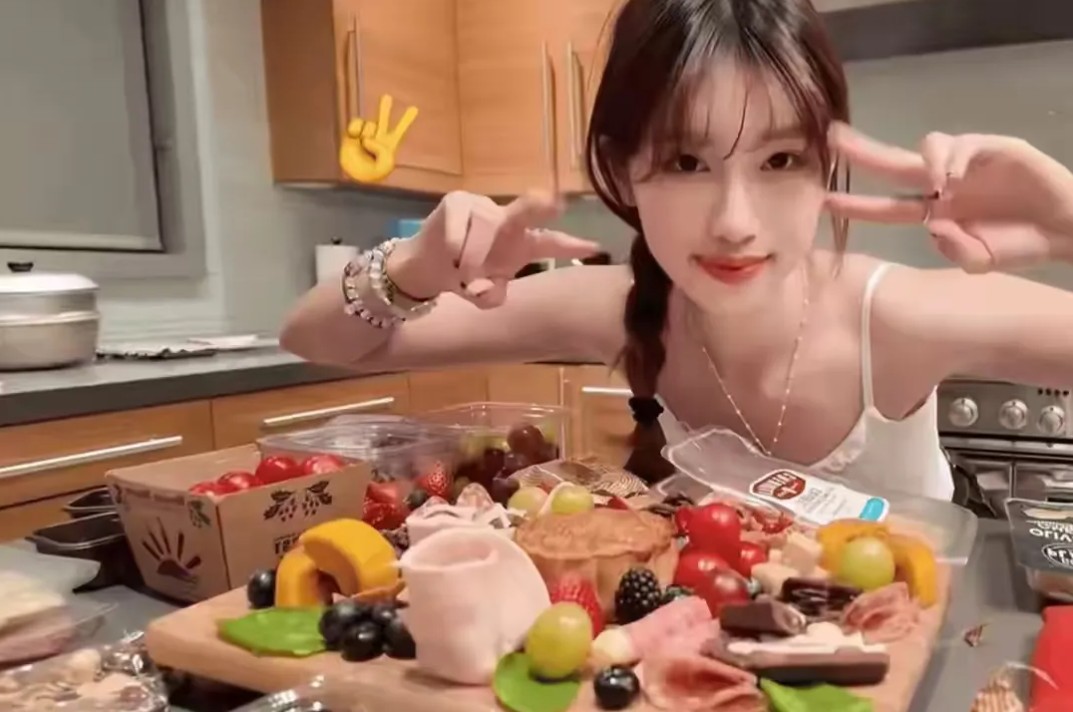 19岁的徐朵与妈妈徐帆在美国共度中秋，温馨互动中冯小刚惊喜现身。徐朵自制惊艳月饼