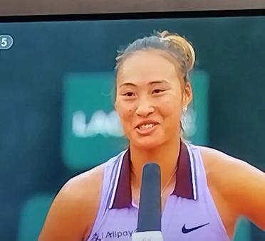 祝贺郑钦文进入法网第三轮
郑钦文不但球打得好，英语说得也好，令我这个学了三十多年