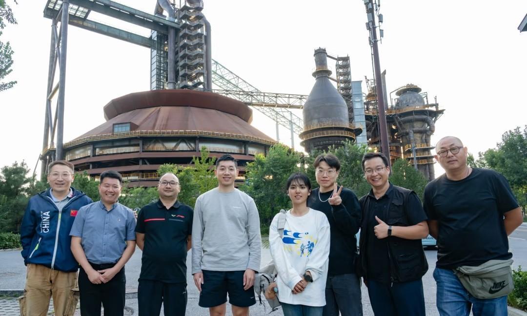 许昕：去帮丁宁一个忙，拍东西。
原来许昕去北京，是在录节目呢，昨天拍完后就回上海