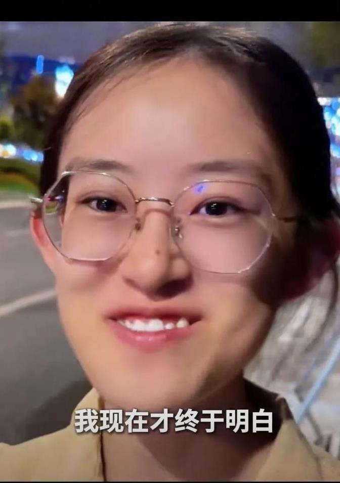 新华社力挺的高考女生分享父母为什么总让你拼命读书的意义:
父母逼你读书，并非是希